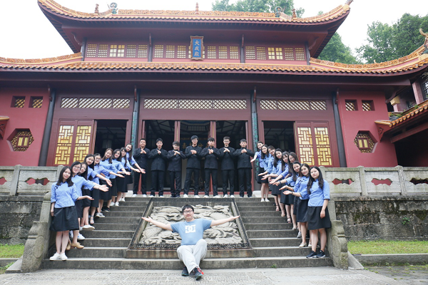 放心去飞,勇敢地去追,追一切我们未完成的梦。放心去飞,勇敢地挥别,说好了这一次不掉眼泪 ——2013级法学二班.png